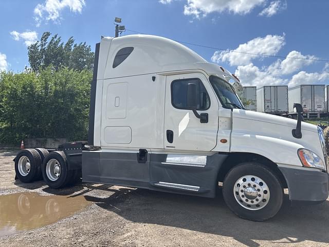 Image of Freightliner Cascadia equipment image 3