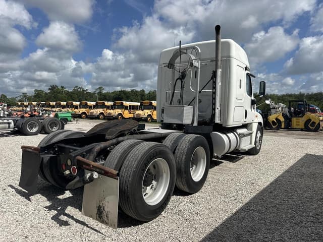 Image of Freightliner Cascadia equipment image 4