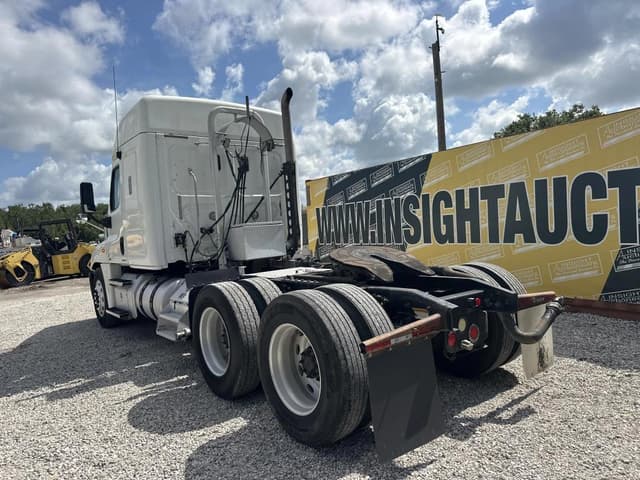 Image of Freightliner Cascadia equipment image 1