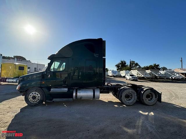 Image of Freightliner Cascadia equipment image 1