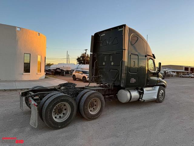 Image of Freightliner Cascadia equipment image 4