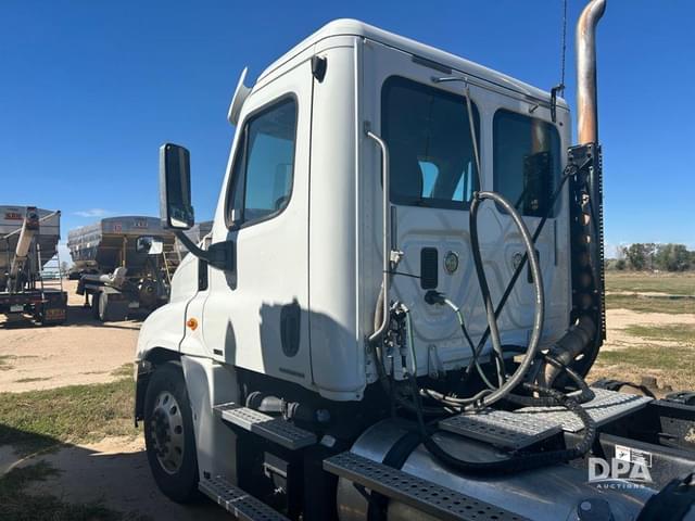 Image of Freightliner Cascadia equipment image 3
