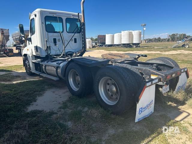 Image of Freightliner Cascadia equipment image 4