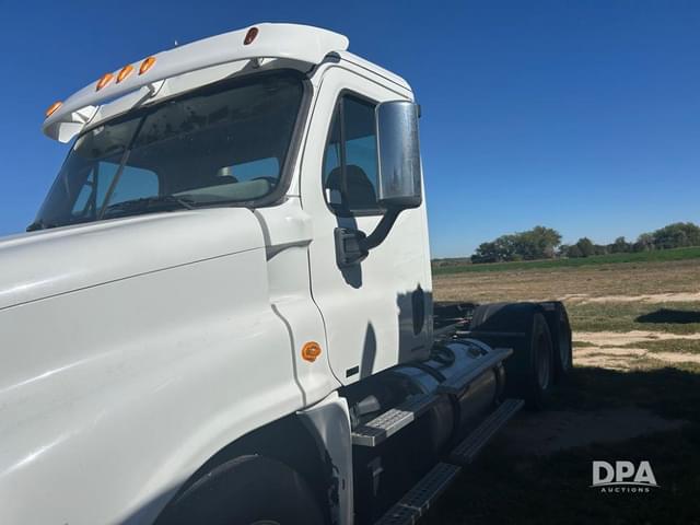 Image of Freightliner Cascadia equipment image 2