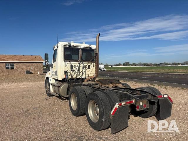 Image of Freightliner Cascadia equipment image 3