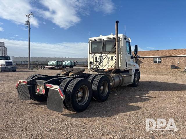 Image of Freightliner Cascadia equipment image 2