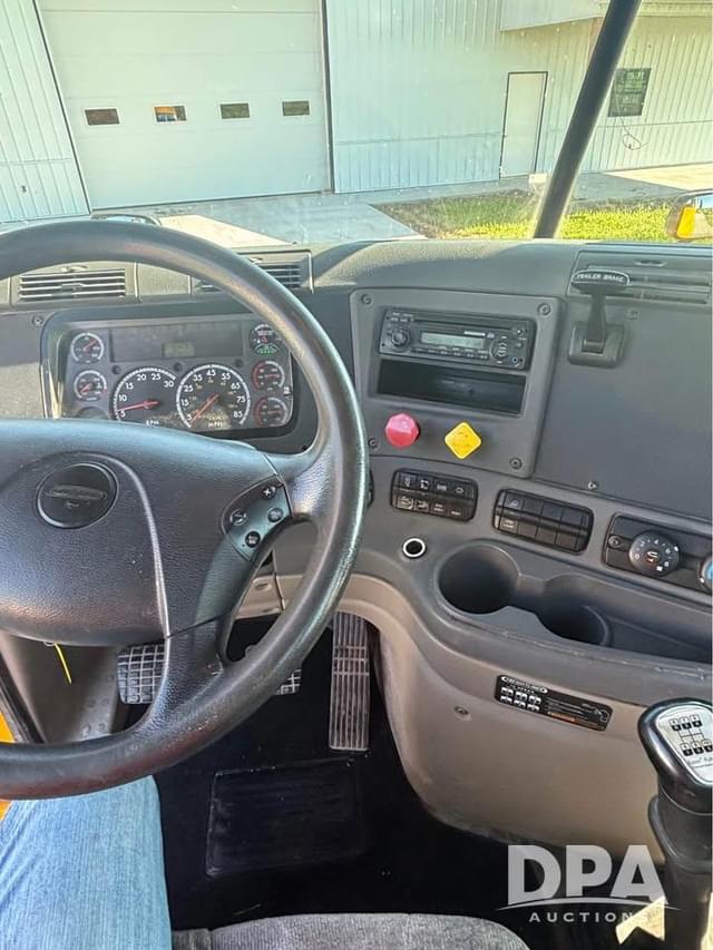 Image of Freightliner Cascadia equipment image 4
