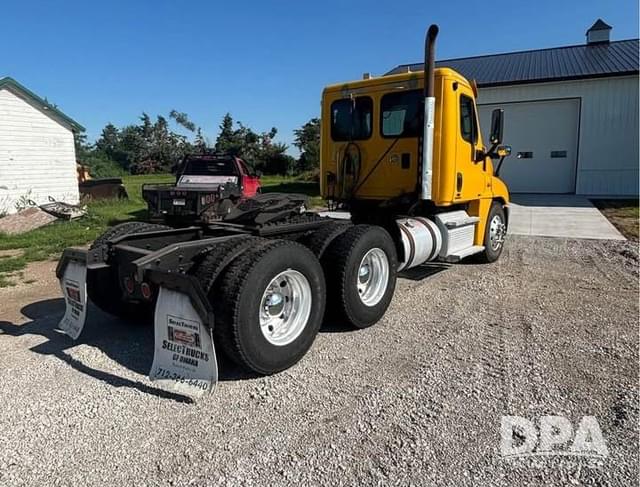 Image of Freightliner Cascadia equipment image 2