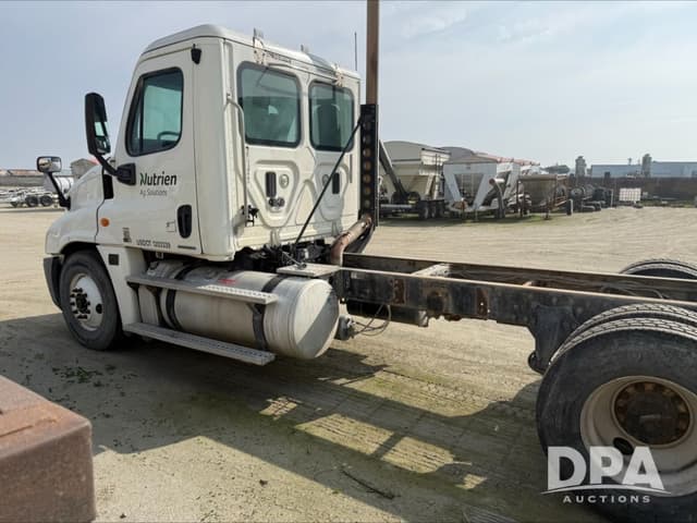 Image of Freightliner Cascadia equipment image 2