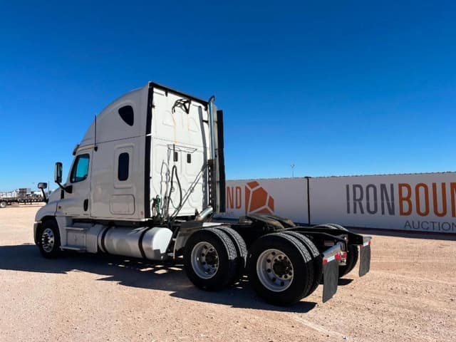 Image of Freightliner Cascadia equipment image 2