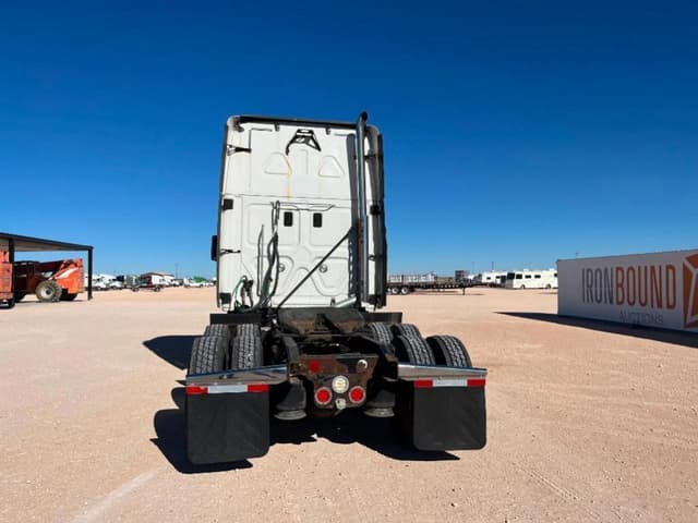 Image of Freightliner Cascadia equipment image 3