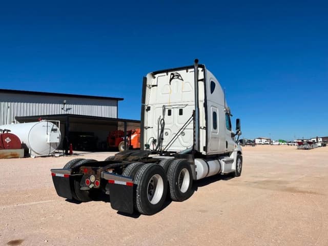 Image of Freightliner Cascadia equipment image 4
