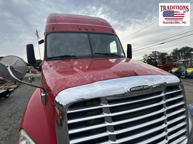 Image of Freightliner Cascadia equipment image 3