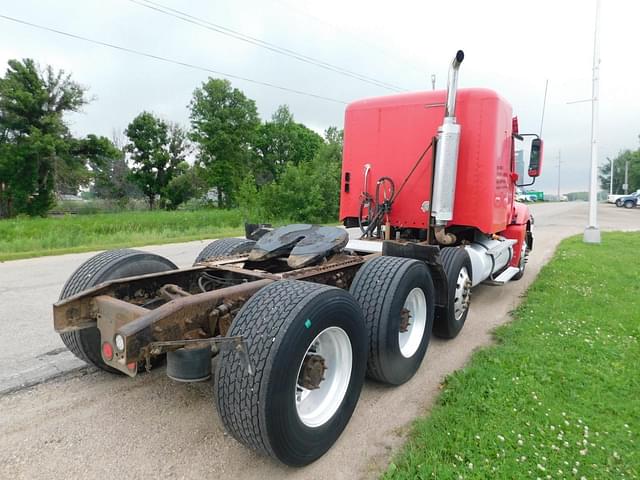Image of Freightliner Columbia 120 equipment image 2