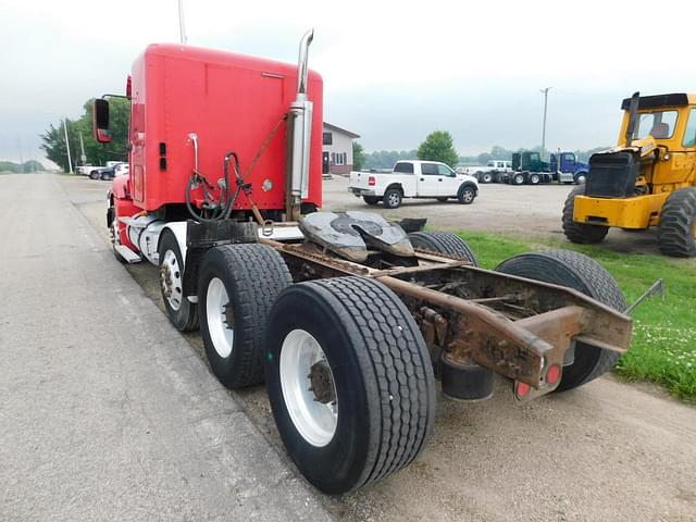 Image of Freightliner Columbia 120 equipment image 3