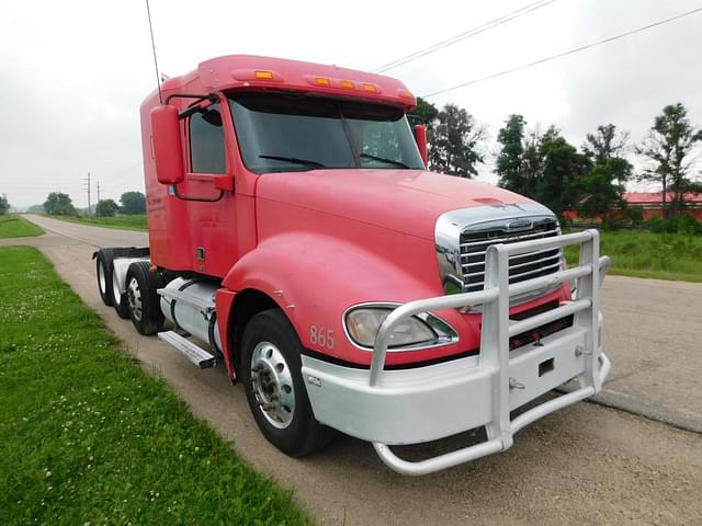 Image of Freightliner Columbia 120 equipment image 1