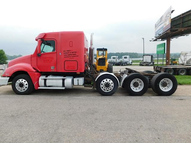 Image of Freightliner Columbia 120 equipment image 4