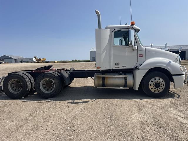 Image of Freightliner Columbia 120 equipment image 2