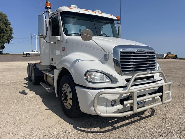 Image of Freightliner Columbia 120 equipment image 1