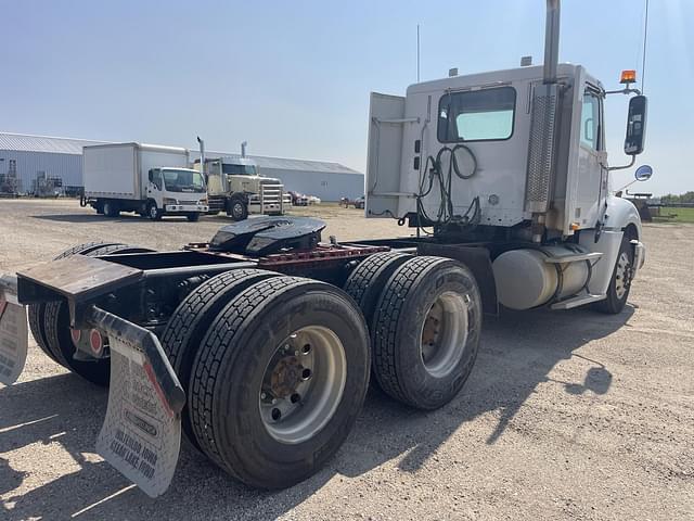 Image of Freightliner Columbia 120 equipment image 3