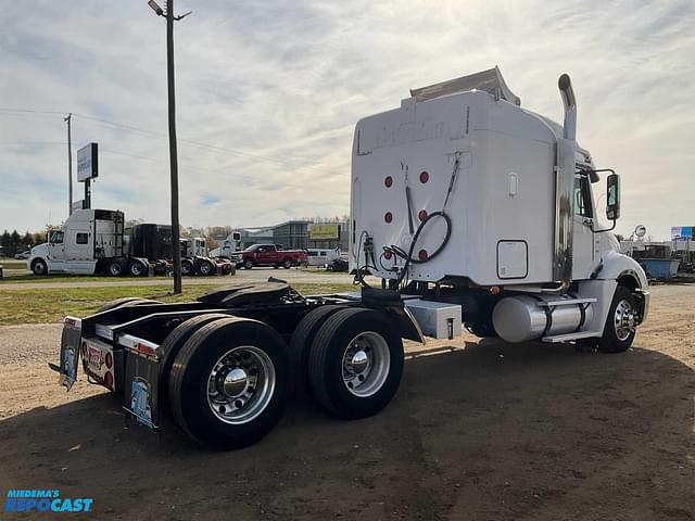 Image of Freightliner Columbia equipment image 4