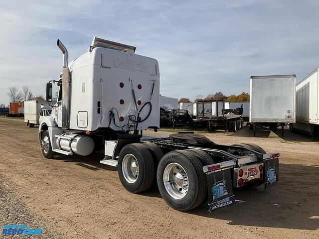 Image of Freightliner Columbia equipment image 2