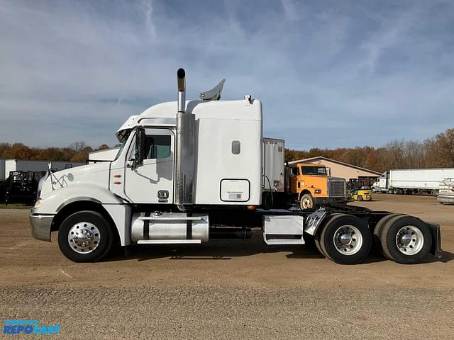 Image of Freightliner Columbia equipment image 1