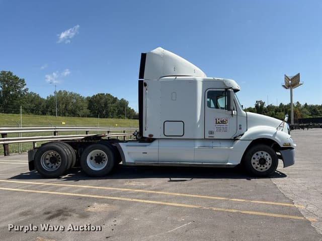 Image of Freightliner Columbia equipment image 3