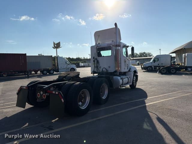 Image of Freightliner Columbia equipment image 4