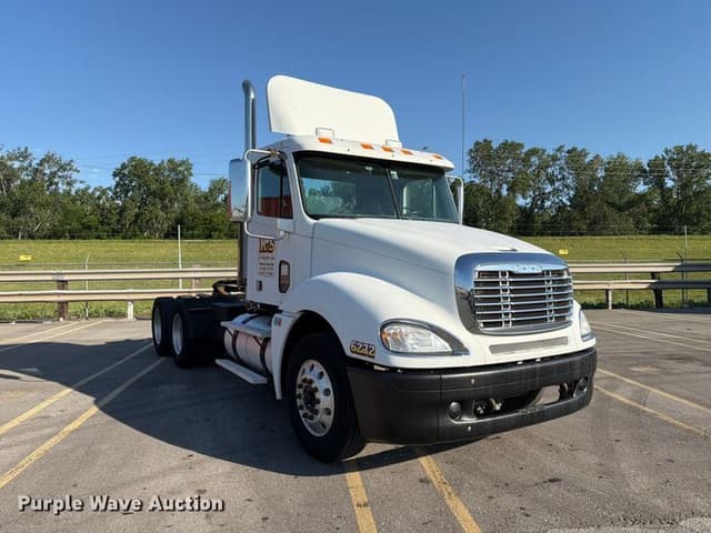 Image of Freightliner Columbia equipment image 2