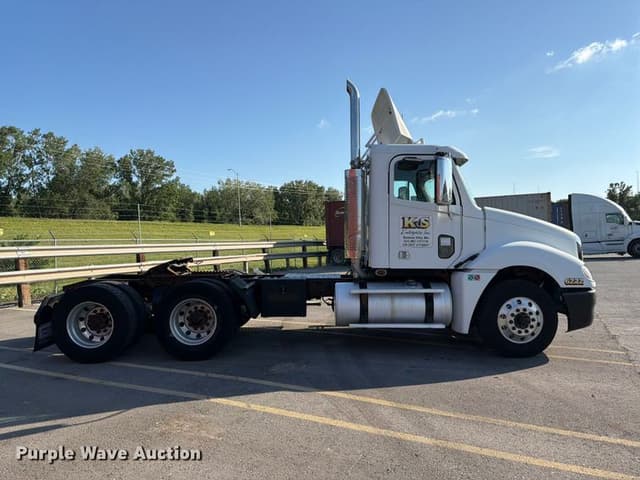 Image of Freightliner Columbia equipment image 3