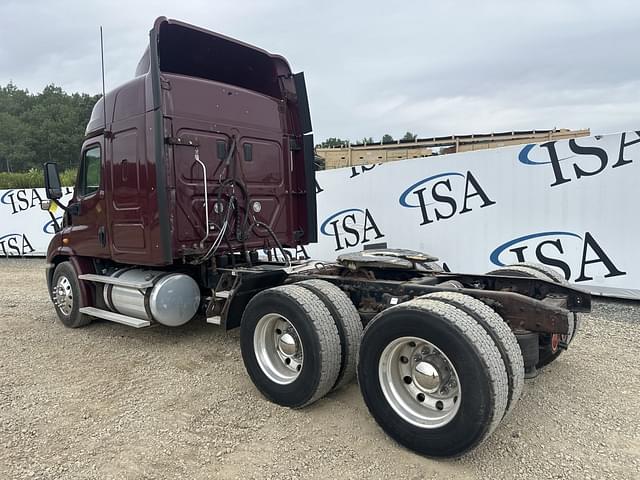 Image of Freightliner Columbia equipment image 2