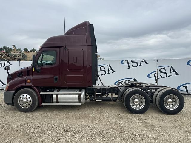 Image of Freightliner Columbia equipment image 1