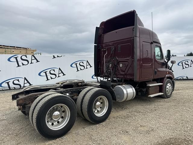 Image of Freightliner Columbia equipment image 4