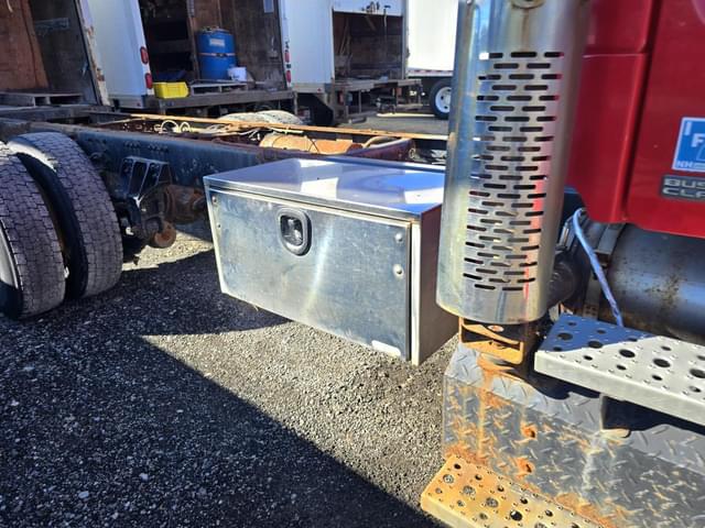 Image of Freightliner FLD132 equipment image 4