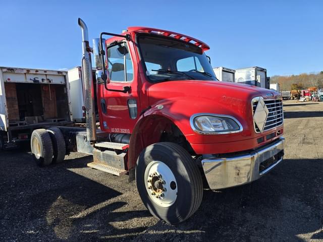 Image of Freightliner FLD132 equipment image 2