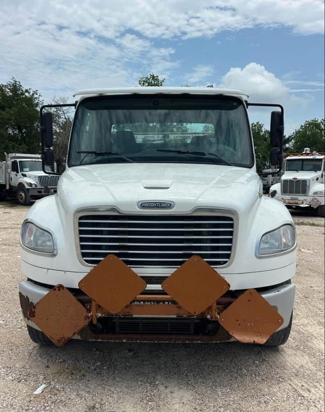 Image of Freightliner M2 106 equipment image 1