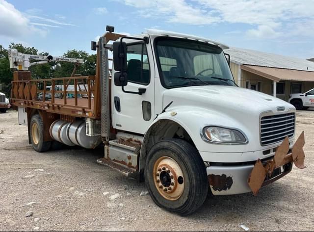 Image of Freightliner M2 106 equipment image 2