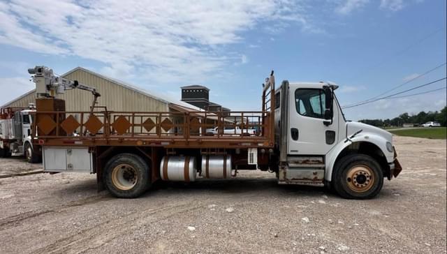 Image of Freightliner M2 106 equipment image 3