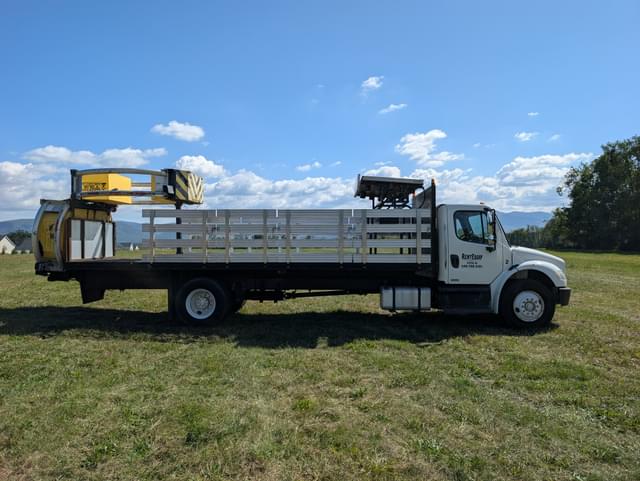 Image of Freightliner M2 106 equipment image 3