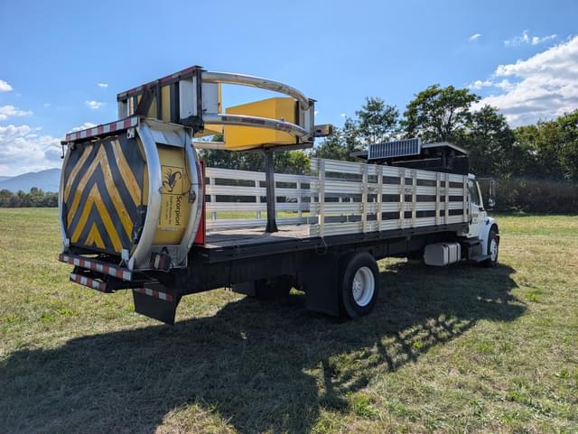 Image of Freightliner M2 106 equipment image 4