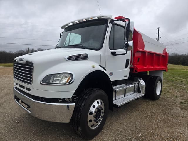 Image of Freightliner M2 106 equipment image 2