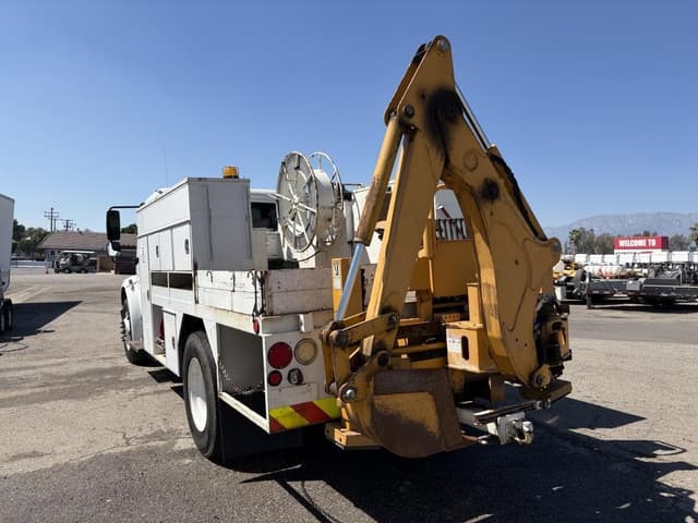 Image of Freightliner M2 106 equipment image 3