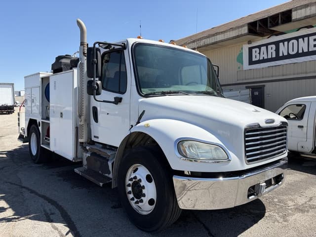 Image of Freightliner M2 106 equipment image 1