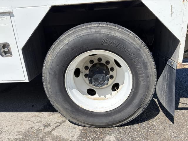 Image of Freightliner M2 106 equipment image 4