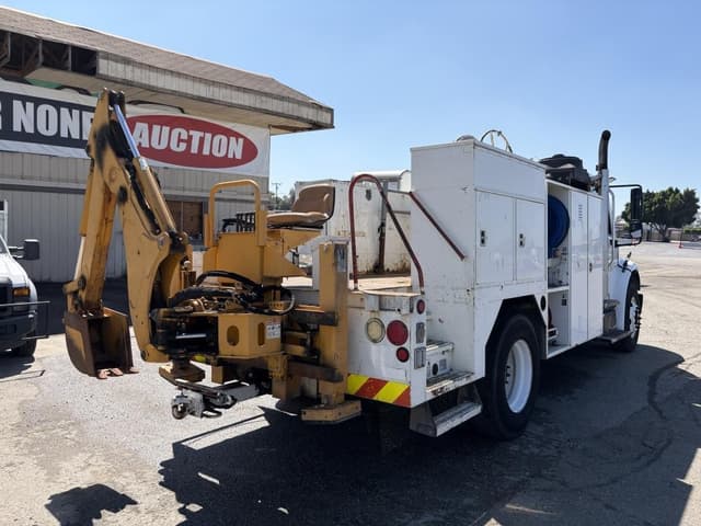 Image of Freightliner M2 106 equipment image 2