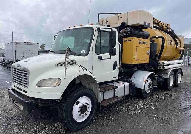 Image of Freightliner M2 106 equipment image 3