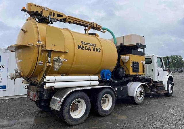 Image of Freightliner M2 106 equipment image 1