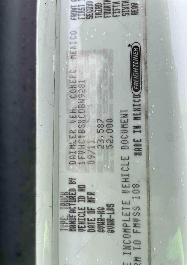 Image of Freightliner M2 106 equipment image 4