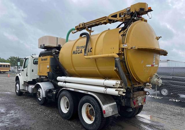 Image of Freightliner M2 106 equipment image 2